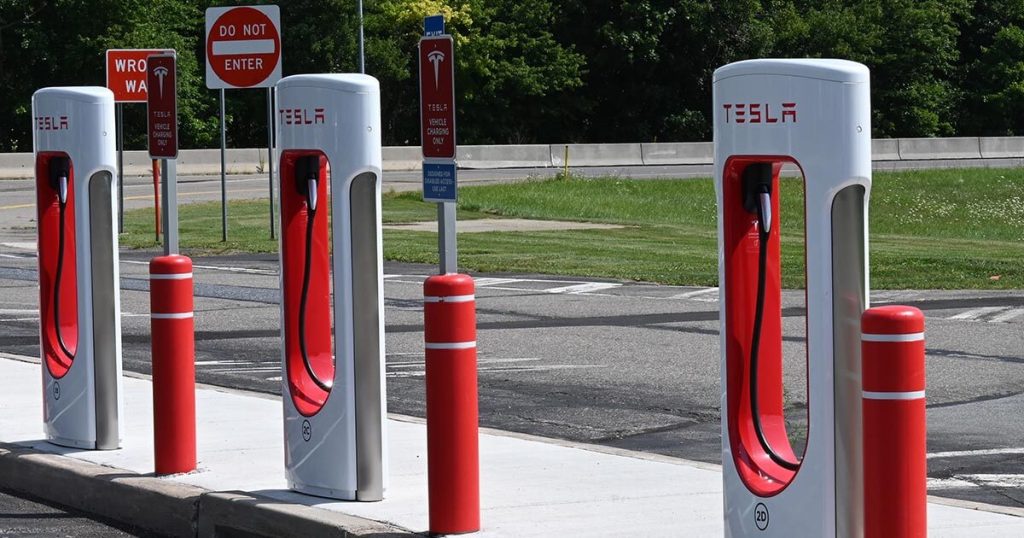 Tesla şarj istasyonu
